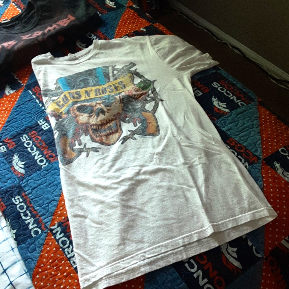 Old school 1989 Gun's and Rose's concert shirt